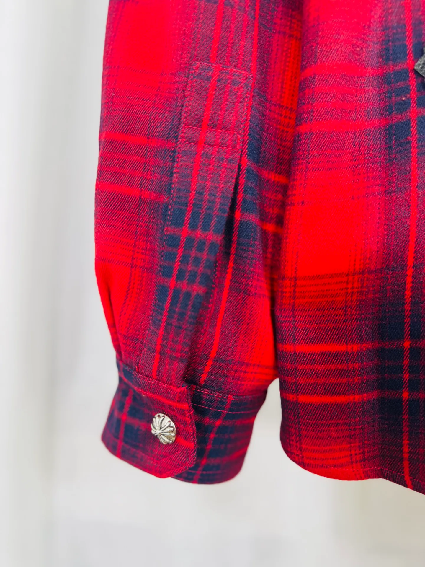 P250 top version, real shot without P, ​​different from market currency) 𝗖𝗵𝗿𝗼𝗺𝗲 𝗛𝗲𝗮𝗿𝘁𝘀/Cro Xin 2025 leather plaid shirt Accessories: Original model-opening collar label ➕100% silk wash water label. Genuine purchase-grade original hangtag➕matching hanging rope➕3D hanging beads➕original packaging bag. Craftsmanship: The original version has consistent wiring! The highest version of the armhole matching technique! Color: Red Black Size: S M L XL Style No.: 8001